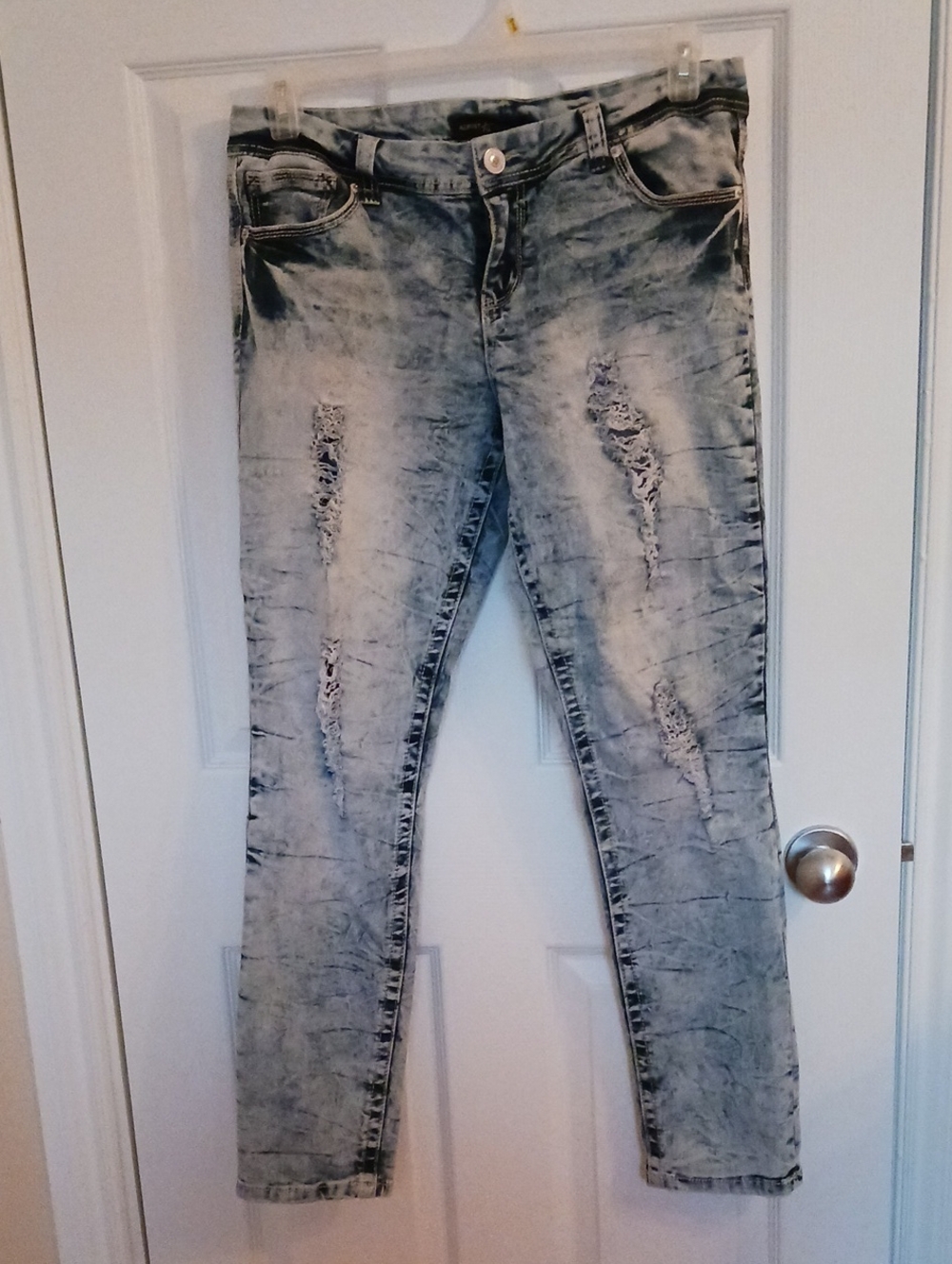 Almost Famous Women's Light Acid Wash Ripped Skinny Jeans